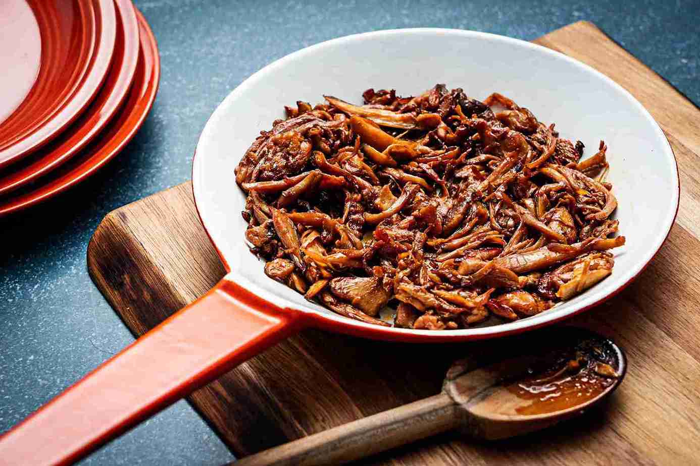 Spicy Vegetarische Pulled Pork (van Oesterzwam) met naanbrood op de bbq